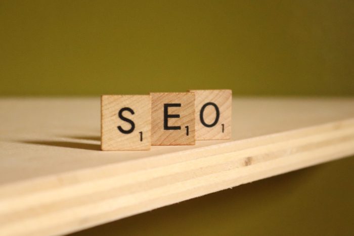SEO optimization graphic showcasing website ranking factors including keywords, links, and content.